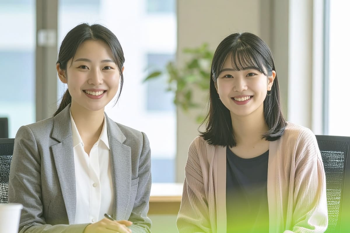 ES添削担当講師と金融業界に就職した学生の面談風景