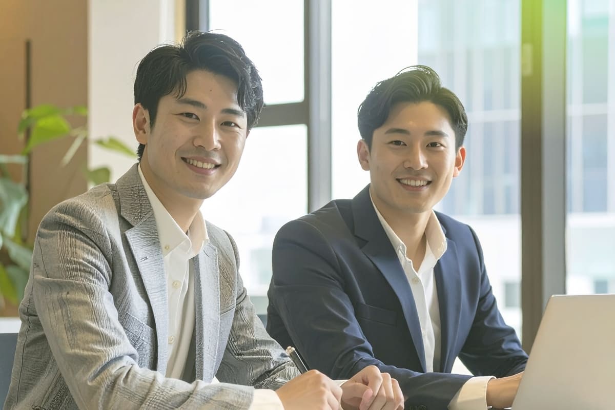 ES添削担当講師と金融業界に就職した学生の面談風景